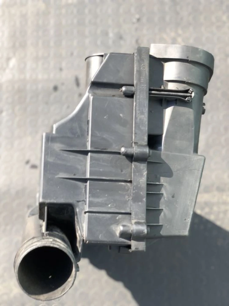Корпус воздушного фильтрa passat b6 golf 5 skoda a5 caddy touran