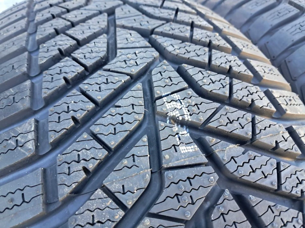Резина зима НОВА Yokohama 265/70 R16 bluEarth*Winter V905 DOT24