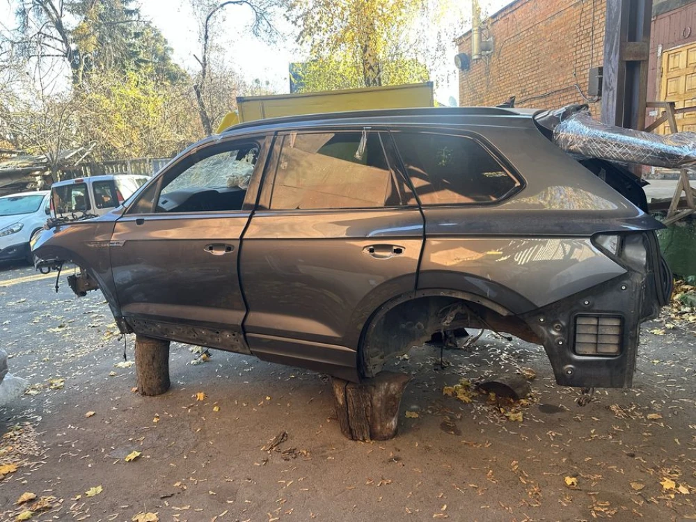 Крило переднє, заднє Touareg CR