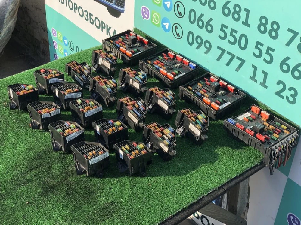 Блок предохранителей Пассат Б6 Блок запобіжників Passat B6 golf 5