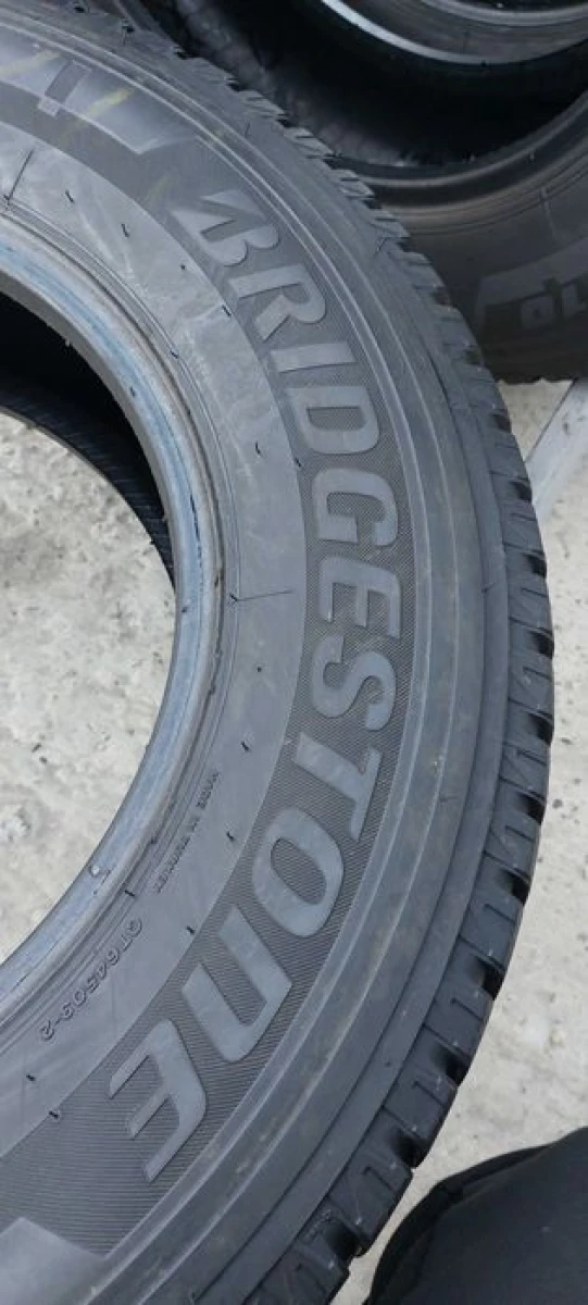 Резина зима 70% протектор Bridgestone 215/70 R15C Blizzak W810