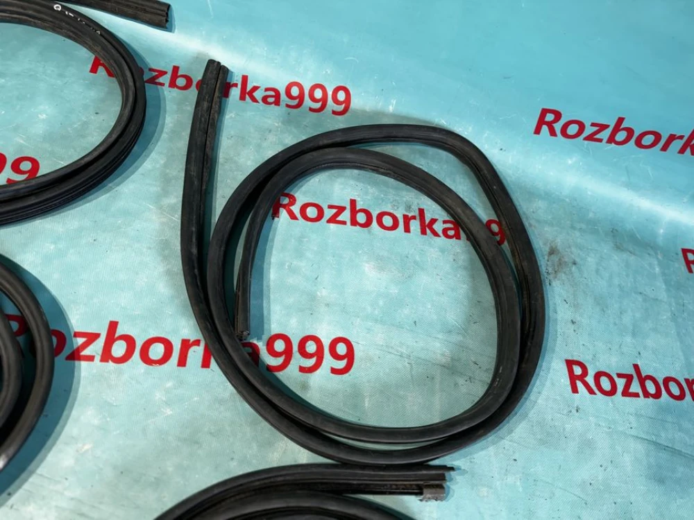 Уплатнитель дверей Nissan Qashqai j10 ущільнювач Кашкай