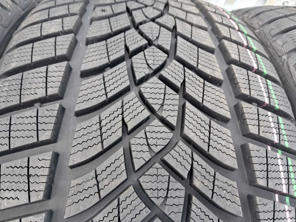 Резина зима НОВА Good Year 255/35 R21 Performance + (паралон) DOT23