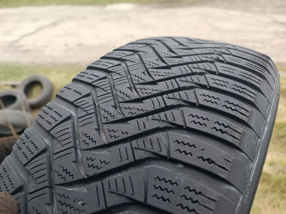 Зимові шини Laufenn 225/60 R17 резина Р17