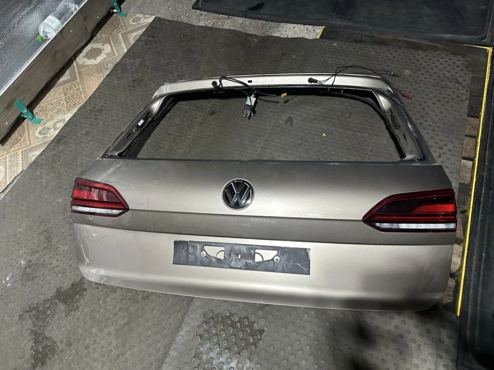 Кришка багажника на Touareg CR.