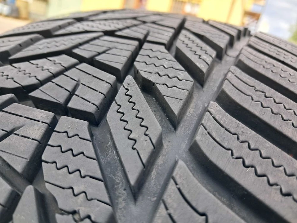 Резина зима 95% протектор Hankook 225/50 R18 I'Cept ECO 3