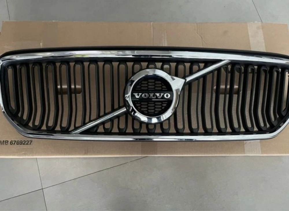 Решетка радиатора volvo xc40 2022 год