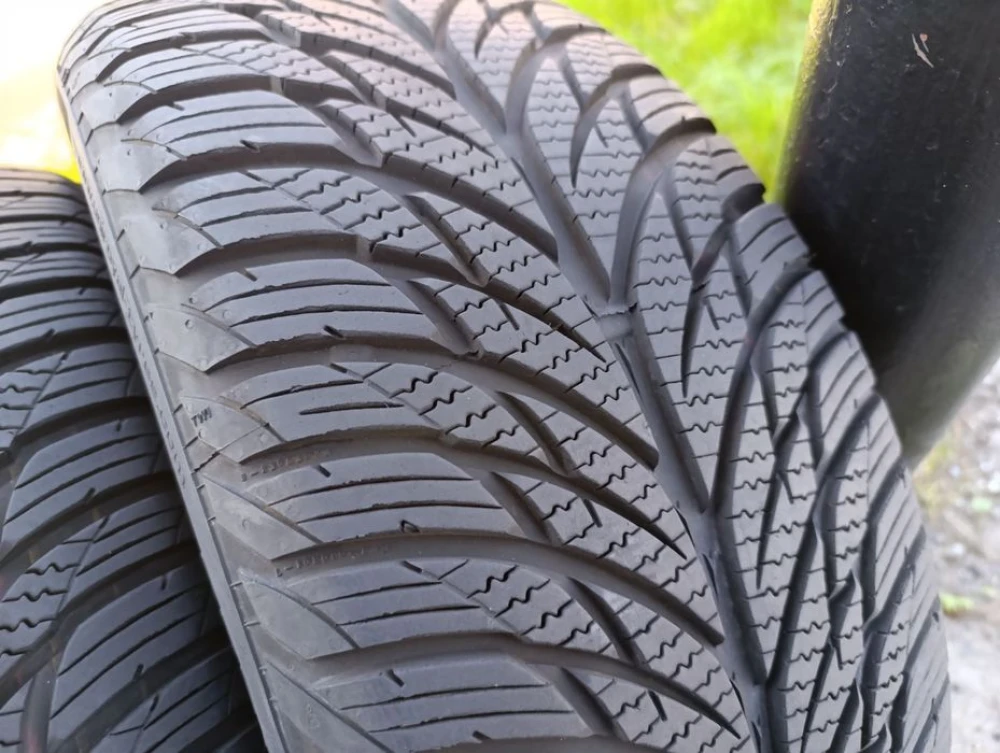 Майже нові всесезонні шини Uniroyal 235/55 R17 резина Р17