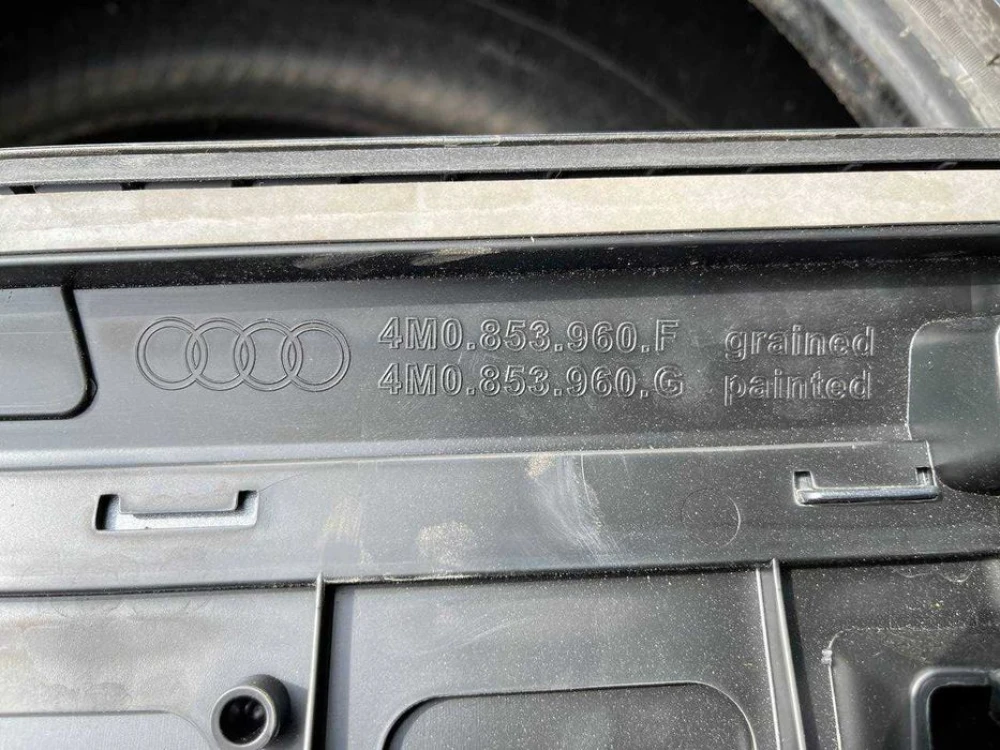 Накладка на двері Audi Q7 4M передні праві без s-line 4m0853960