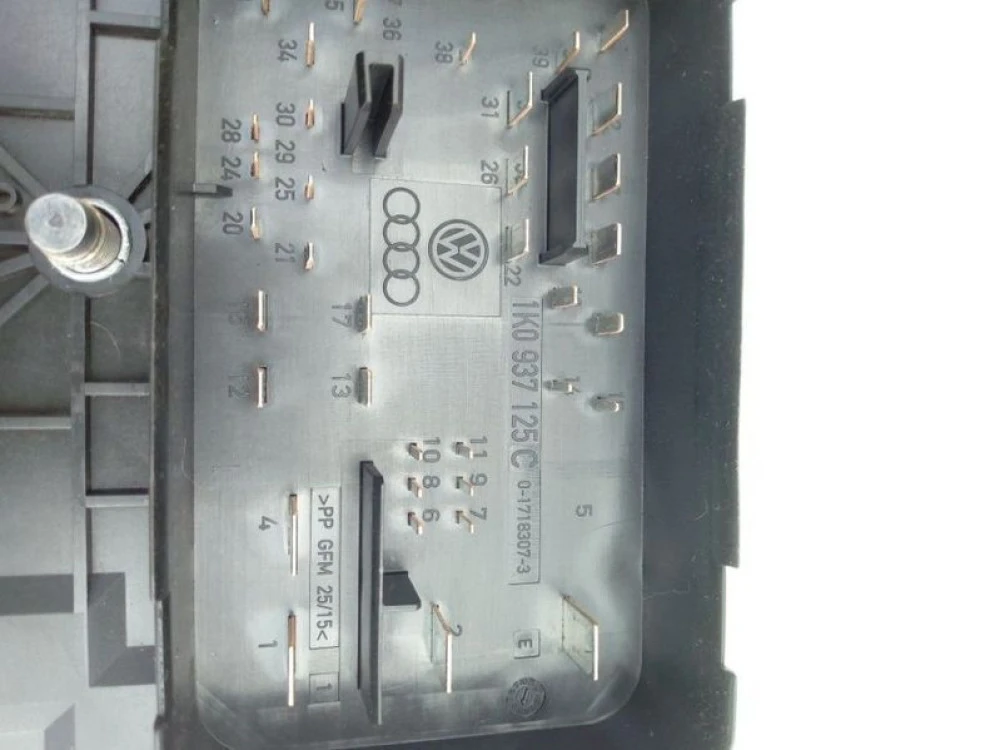 Блок предохранителей запобіжників 1K0 937 125 C Skoda Superb 2 Суперб