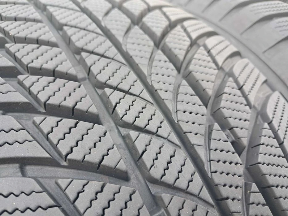 Резина зима 90% протектор Bridgestone 225/50 R17 Blizzak LM001* RFT