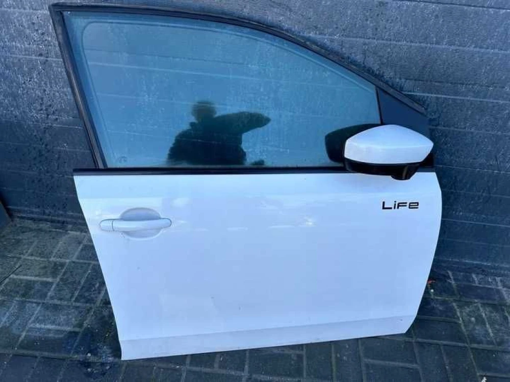 Двери передние задние правые левые Volkswagen UP