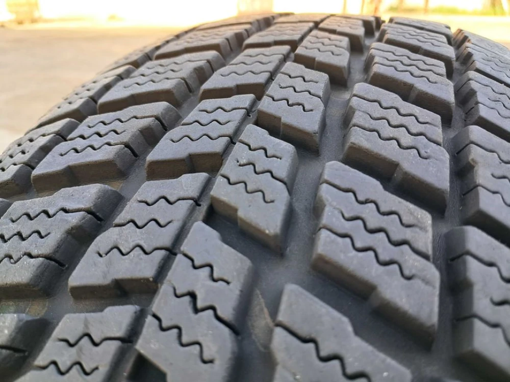 Резина зима 95% протектор Roadstone 215/70 R16 Winguard SUV