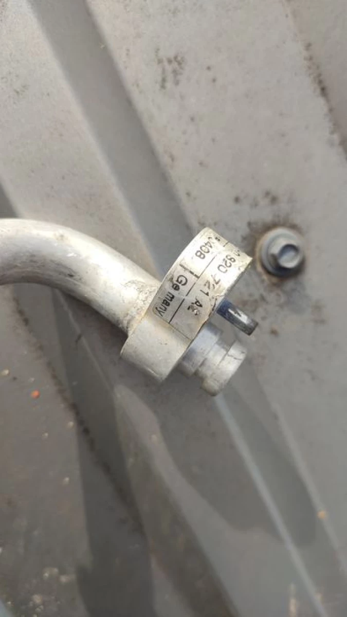 Трубка кондиціонера VW T5 2.5 7H0820721AE