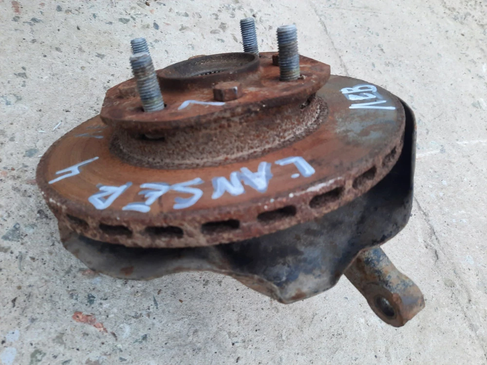 MB518706 Поворотный кулак Левый Mitsubishi Lancer IV