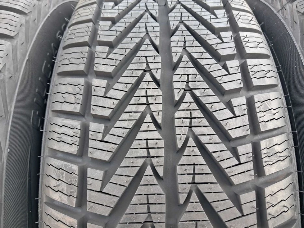 Резина зима НОВА Vredestein 215/65 R15 Wintrac Xtreme