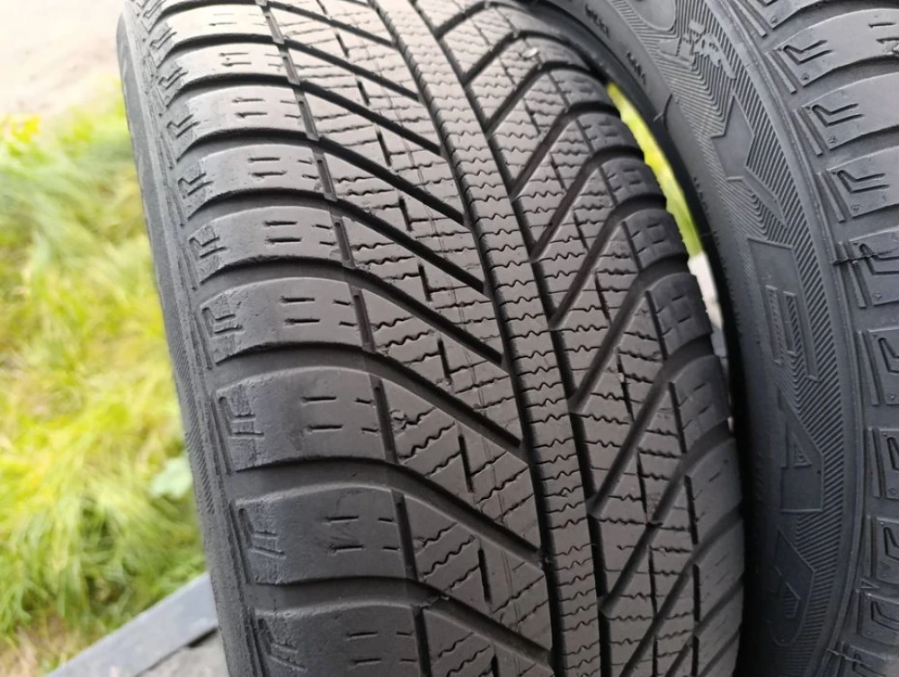 Всесезонні шини Goodyear 205/55 R16 резина Р16