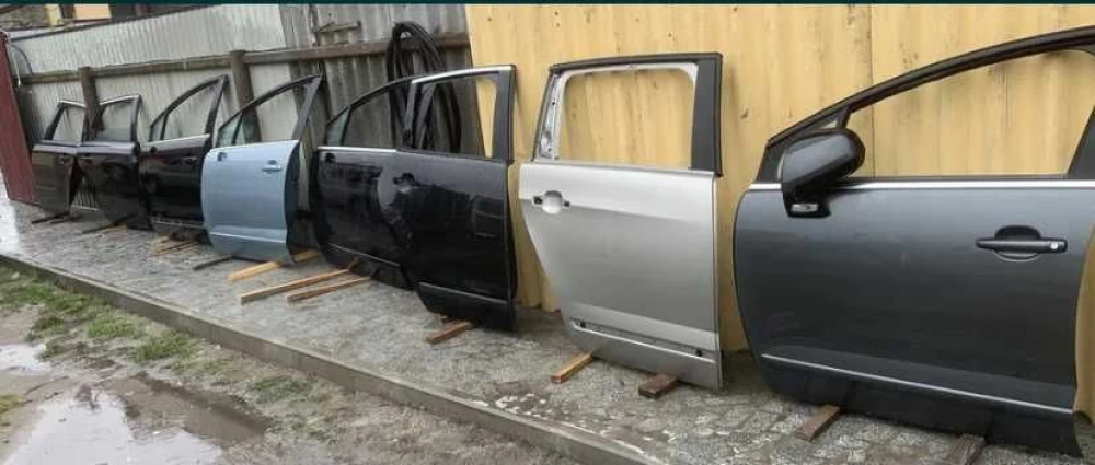 Пежо двері праві/ ліві  є до усіх моделей Peugeot