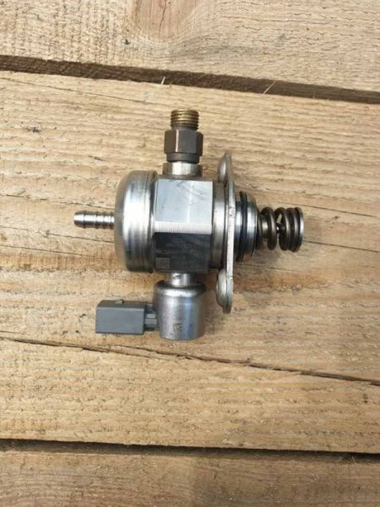 Насос топливный (тнвд) 06H 127 025 K Audi Ауді A4 B8 1.8 TFSI Розборка