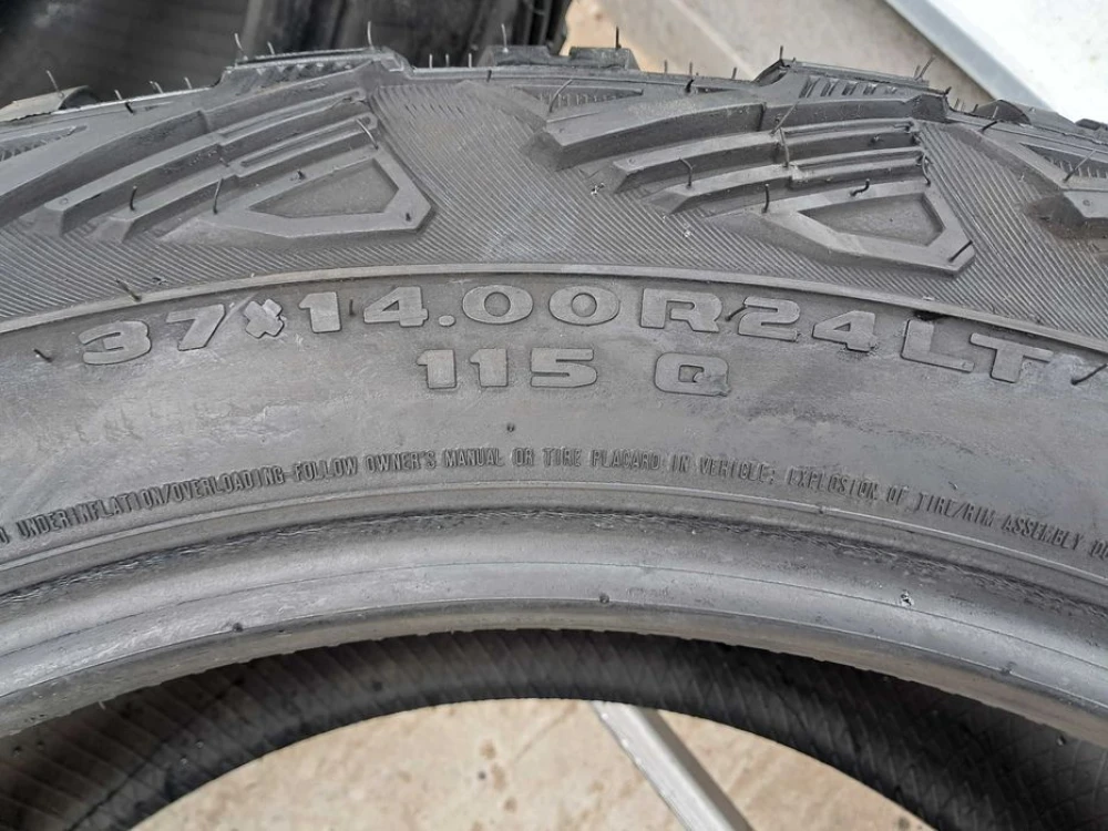 Резина 90% протектор Kumho 37x14.00 R24 Road Venture MT