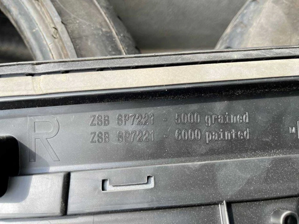 Накладка на двері Audi Q7 4M передні праві без s-line 4m0853960