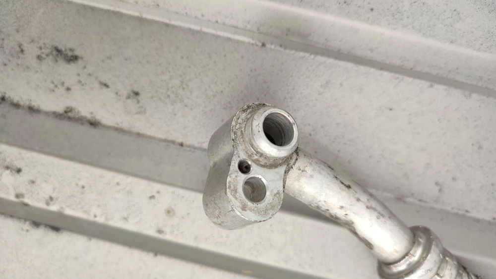 Трубка кондиціонера VW T5 2.5 7H0820744AD