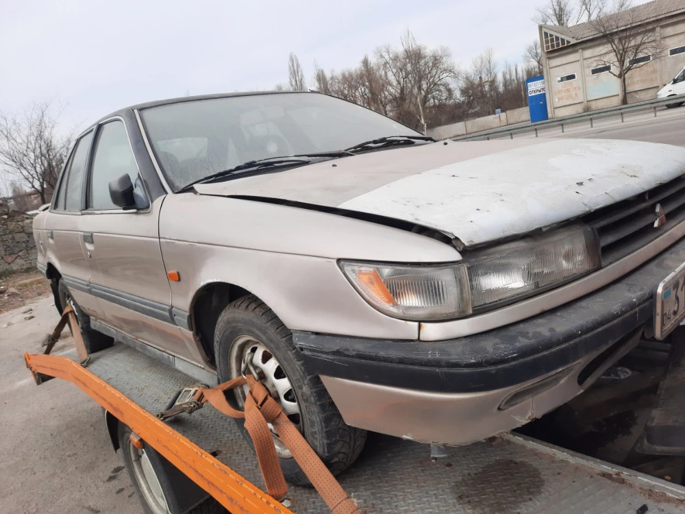 MB698011 Передний бампер на Mitsubishi Lancer IV Разборка