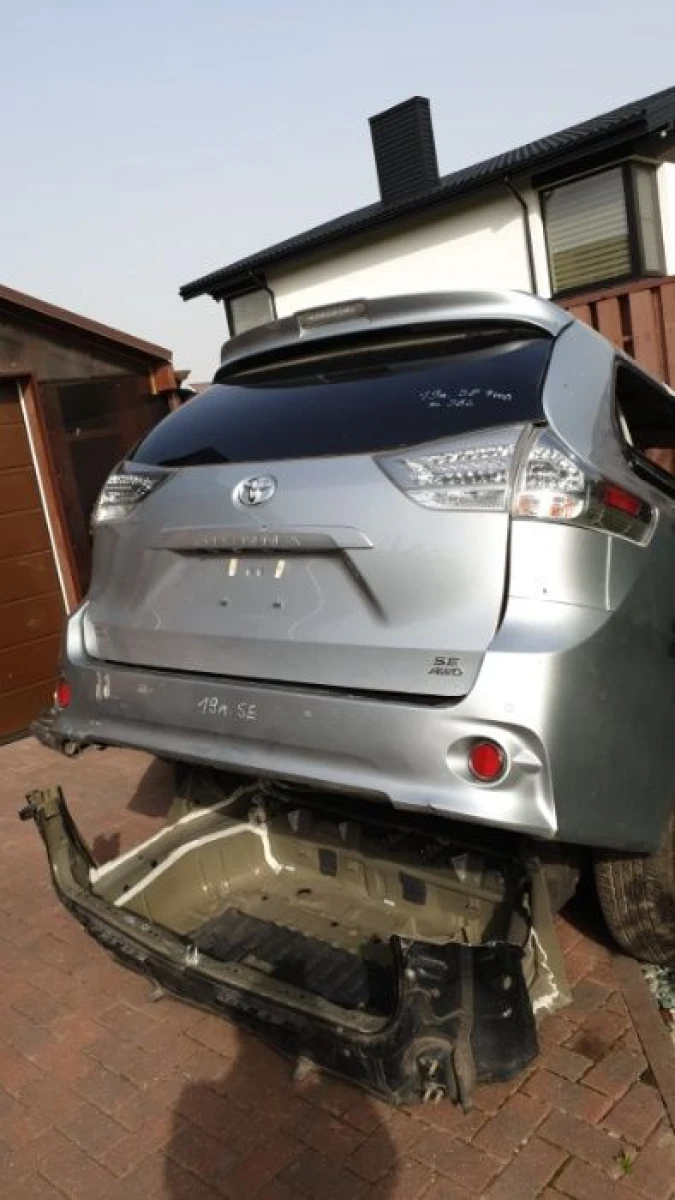 Toyota Sienna Кришка багажніка