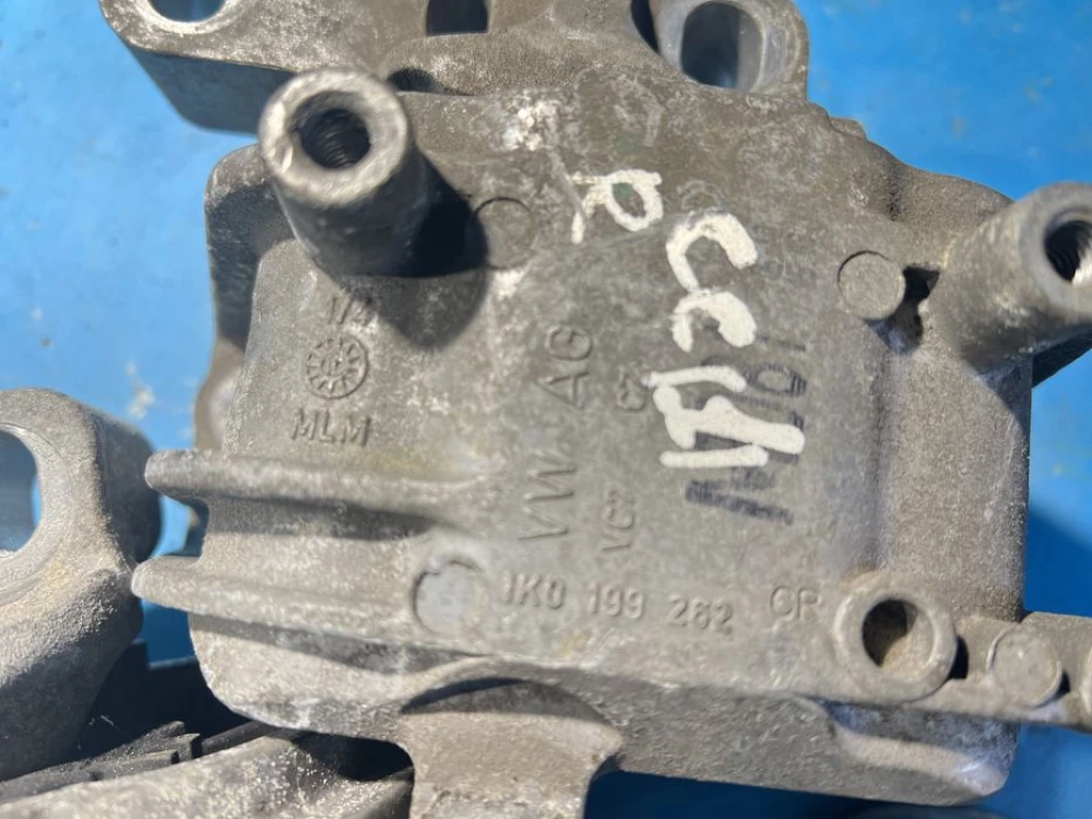 Подушка опора двигуна vw passat b6 b7 golf 6 skoda a5
