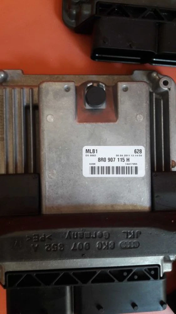 Блок управления двигателем Мозги 04L906021 8R1907115 8R0907559  Audi Q