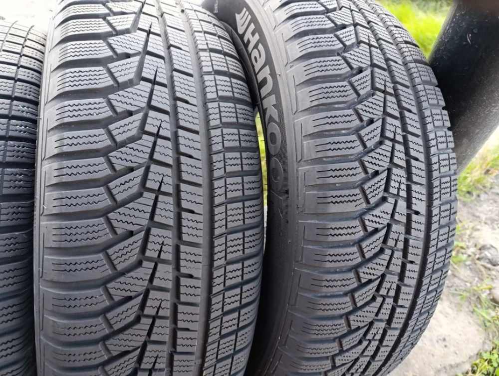 Майже нові зимові шини Hankook 215/65 R17
