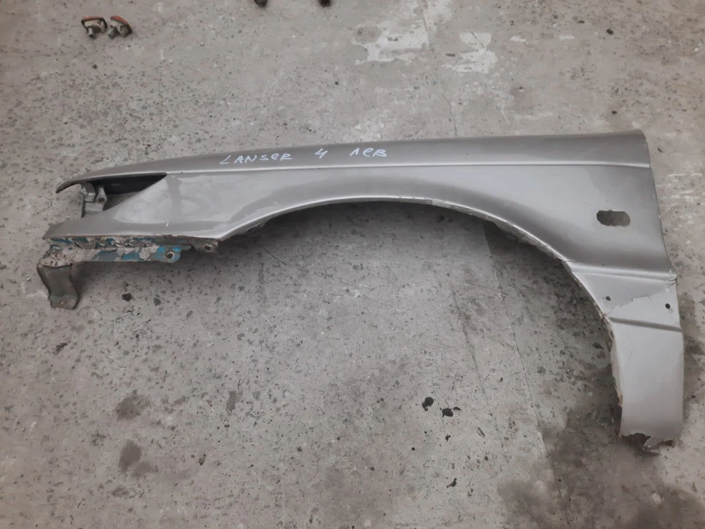 MB549985 крыло переднее левое Mitsubishi Lancer IV