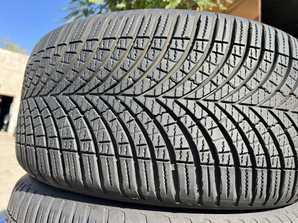 255/40 r19 Goodyear Vector 4Season Резина всесезонная