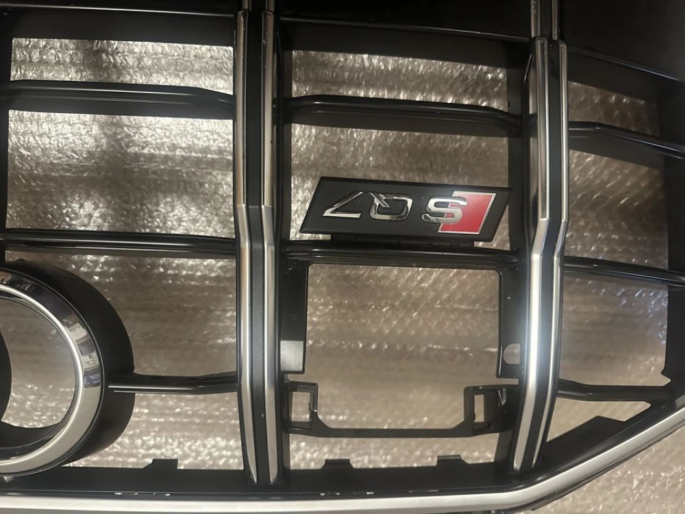 Решітка ОРИГІНАЛ Audi Q7. SQ7