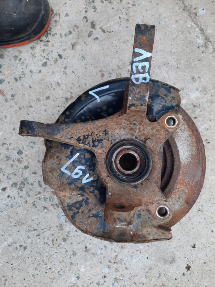 MB518706 Поворотный кулак Левый Mitsubishi Lancer IV