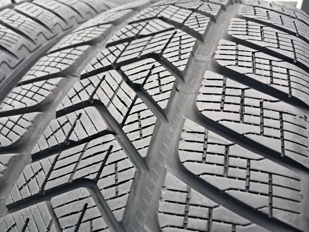 Резина зима 95% протектор Pirelli 235/60 R18 Scorpion Winter