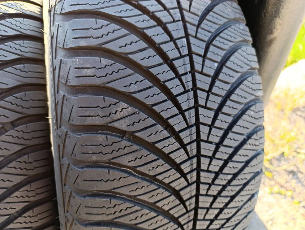 Всесезонні шини Goodyear 225/55 R17 резина Р17