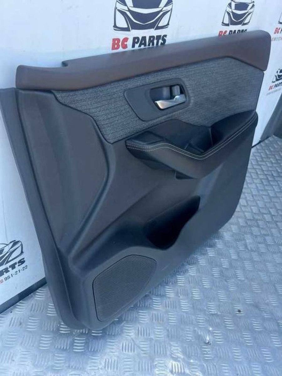 Карта боковой двери передняя правая Nissan Rogue T33 2020-2024 год