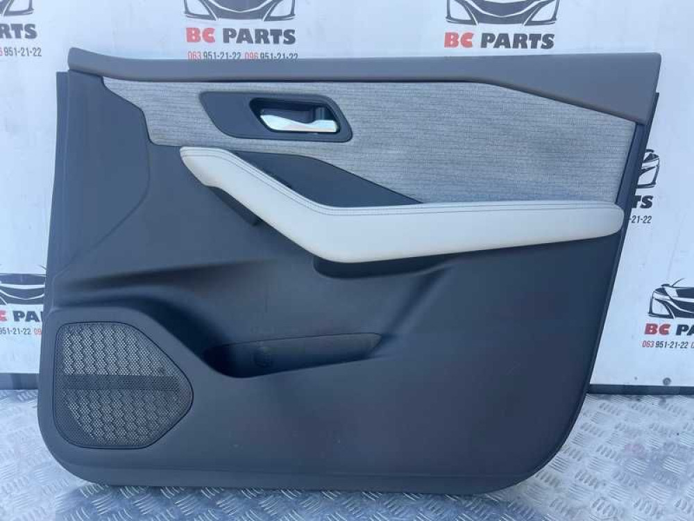 Карта двери боковой передняя правая Nissan Rogue T33 2020-2024 год