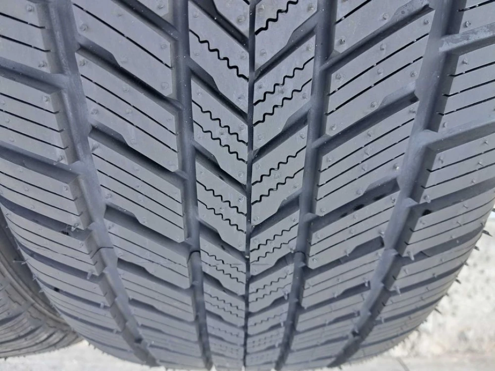 Резина НОВА MOMO 245/45 R19 4 RUN M4 All Season  всесезонна
