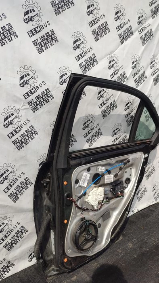 Дверка задня права MB C-class w204 в хорошому стані