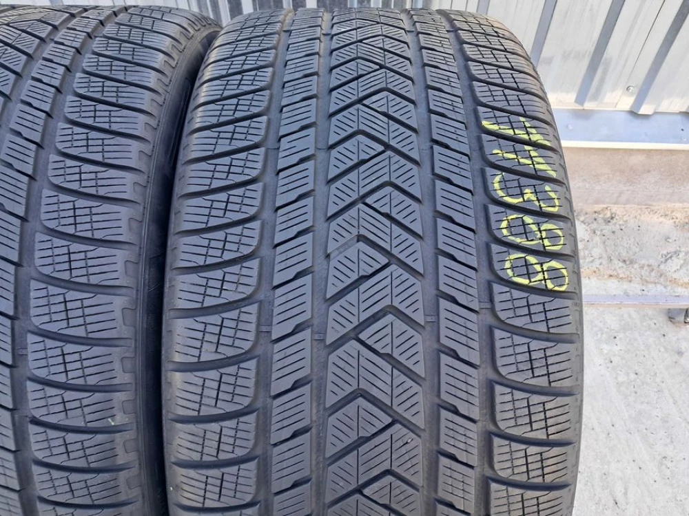 Резина зима 90% протектор Pirelli 325/35 R22 Scorpion Winter MO GLE