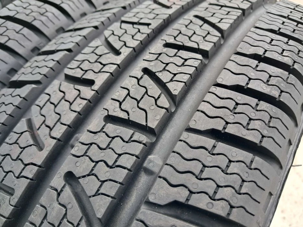 Резина зима НОВА протектор Pirelli 225/75 R16C Carrier Winter