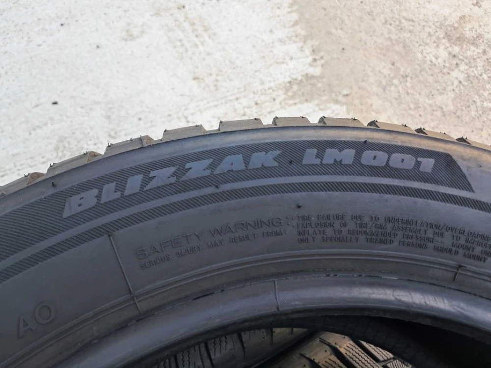 Резина зима 90% протектор Bridgestone 215/55 R17 Blizzak LM001