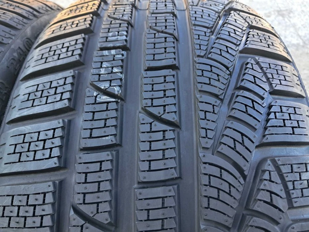 Резина зима НОВА Pirelli 235/40 R18 sottozero winter 240 serie II