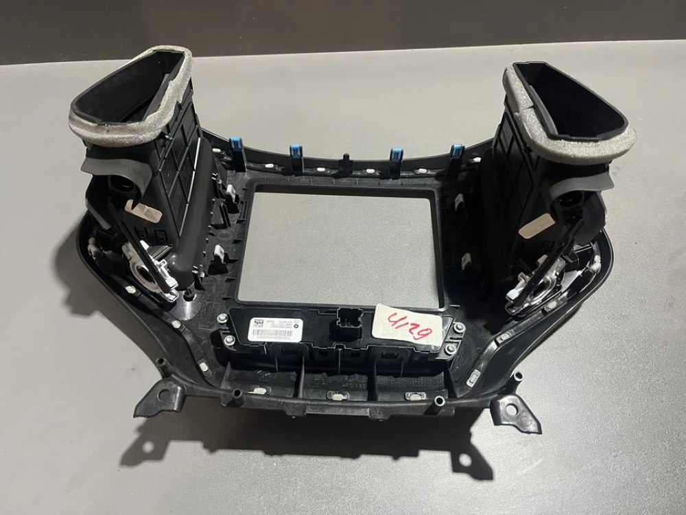 Рамка магнитолы головного устройства 8.4 jeep cherokee kl