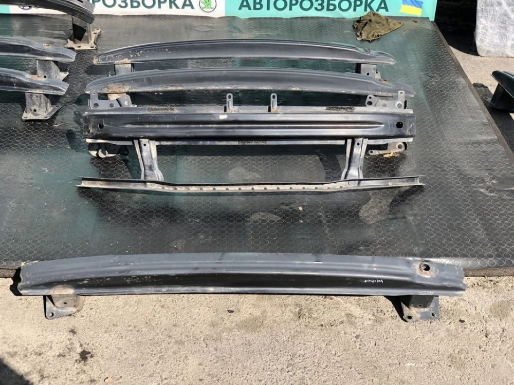 Усилитель бампера Пассат Б6 Підсилювач Passat B6 golf 5 skoda a5