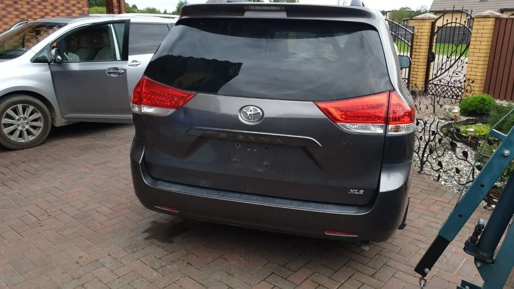Toyota Sienna Кришка багажніка