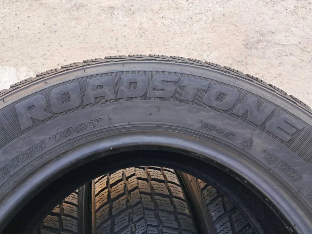 Резина зима 95% протектор Roadstone 215/70 R16 Winguard SUV