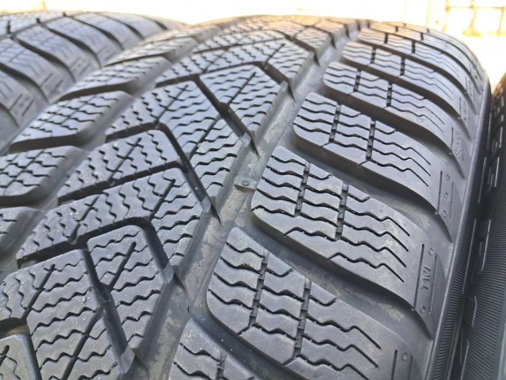 Резина зима 85% протектор Pirelli 225/55 R17 Sottozero 3
